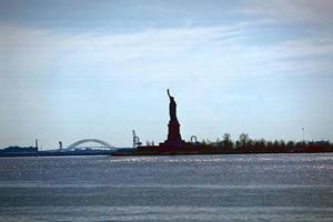 六本木で気軽に楽しめるアミューズメントポーカー店 – 六本木HIGEGORILLAの魅力と特徴